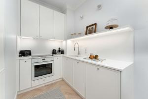 Modern Apartment with Parking and Balcony Close to the Beach by Noclegi Renters