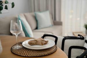 Modern Apartment with Parking and Balcony Close to the Beach by Noclegi Renters