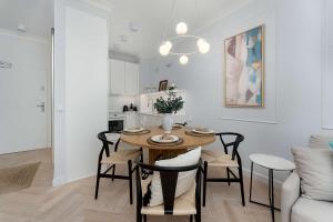 Modern Apartment with Parking and Balcony Close to the Beach by Noclegi Renters