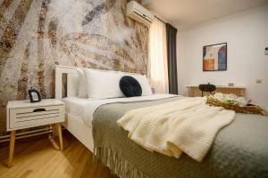 Culture at Your Doorstep - Modern 1BR in the City Center