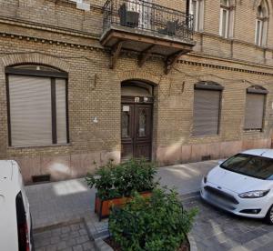 Cozy Luxe Hideaway in Budapests Heart w Bathtub