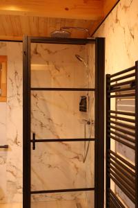 Luxe houten boshuis retreat met prive werkruimte