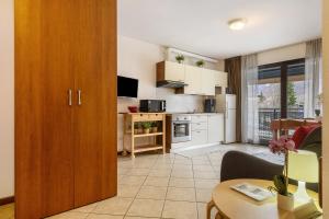 Comos Lake Mountains beb