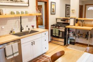 Cute 2-Bed Home, 3 Blocks From Downtown Bozeman, With A Large Yard!