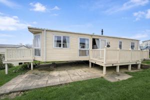 Stunning 8 Berth Caravan With Decking, Ref 71012P