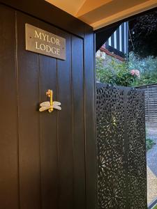 Cosy boutique retreat, courtyard & free parking