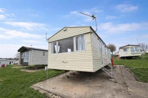 Cosy Caravan At Sand Le Mere Holiday Park, Ref 71009R