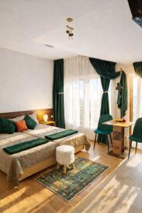 Sun-Kissed Emerald Studio Panorama View Ski & Bike