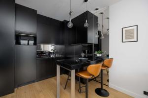 Unique & Modern Apartment with Parking and Balcony Remote Work by Noclegi Renters