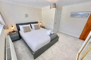 Courtyard Cottage - Two Bedroom Home Close to Bournemouth Town and Beaches - Sleeps 6