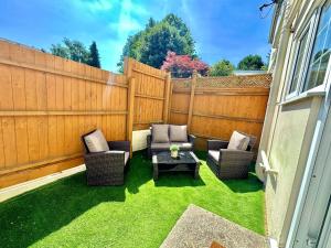 Courtyard Cottage - Two Bedroom Home Close to Bournemouth Town and Beaches - Sleeps 6