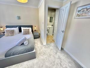 Courtyard Cottage - Two Bedroom Home Close to Bournemouth Town and Beaches - Sleeps 6