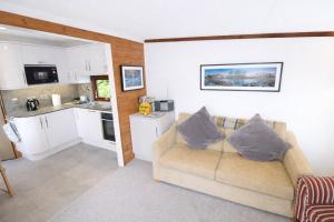 Neaum Crag Lodge ideal for a couple or family with young children in a woodland setting at Skelwith Bridge