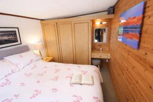 Neaum Crag Lodge ideal for a couple or family with young children in a woodland setting at Skelwith Bridge
