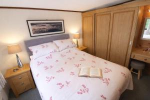 Neaum Crag Lodge ideal for a couple or family with young children in a woodland setting at Skelwith Bridge
