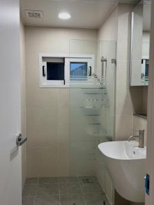 303 Newly Opened Yeonnam 5 minutes, from Hongdae, Airport bus Yeonhui, private 4 person studio Wooden white and cozy accommodation