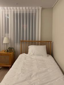 303 Newly Opened Yeonnam 5 minutes, from Hongdae, Airport bus Yeonhui, private 4 person studio Wooden white and cozy accommodation