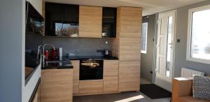 Poellodge, Luxe houseboot met zonnig terras