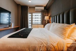 Premium King Studio at FAME Residences with Free Parking Pool MRT EDSA