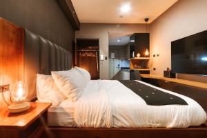 Premium King Studio at FAME Residences with Free Parking Pool MRT EDSA