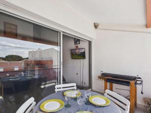 Appartement climatisé 2 pièces à 160m de la plage avec terrasse, parking privé et proche commerces - FR-1-423-240