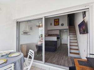 Appartement climatisé 2 pièces à 160m de la plage avec terrasse, parking privé et proche commerces - FR-1-423-240