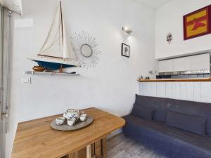 Appartement climatisé 2 pièces à 160m de la plage avec terrasse, parking privé et proche commerces - FR-1-423-240