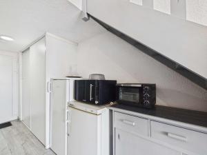 Appartement climatisé 2 pièces à 160m de la plage avec terrasse, parking privé et proche commerces - FR-1-423-240