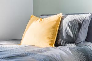 #134 Cozy Retreat Close to FarGo Village -Sleeps 7- Perfect for Contractors and Families - Free Street Parking