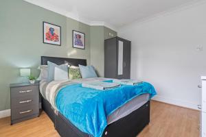#134 Cozy Retreat Close to FarGo Village -Sleeps 7- Perfect for Contractors and Families - Free Street Parking