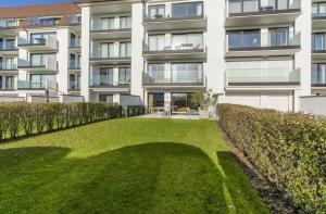 Prachtige tuin-duplex op wandeldijk Knokke-Zoute