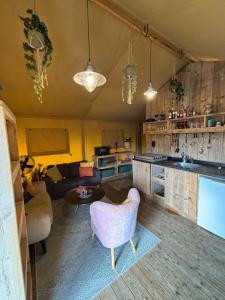 Luxe safaritent op watersportcamping