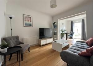 Spacious 5 Bedroom with 4 Baths, Off-Road Parking Eye Road Retreat