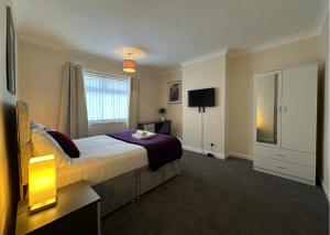 Spacious 5 Bedroom with 4 Baths, Off-Road Parking Eye Road Retreat