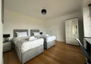 Spacious 5 Bedroom with 4 Baths, Off-Road Parking Eye Road Retreat