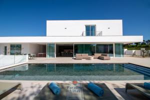 Modern 4-Bedroom Villa with Infinity Pool
