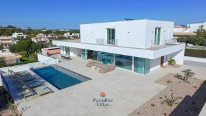 Modern 4-Bedroom Villa with Infinity Pool