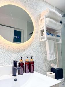 New Charming Apt Walk to Beach & Pool Key Biscayne