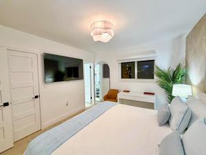 New Charming Apt Walk to Beach & Pool Key Biscayne