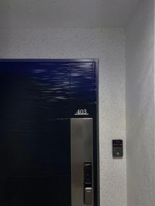 403 Newly Opened Yeonnam, 5 minutes from Hongdae airport bus Yeonhui private 4person studio modern wood black