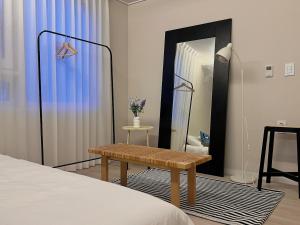 403 Newly Opened Yeonnam, 5 minutes from Hongdae airport bus Yeonhui private 4person studio modern wood black