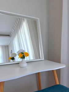 403 Newly Opened Yeonnam, 5 minutes from Hongdae airport bus Yeonhui private 4person studio modern wood black