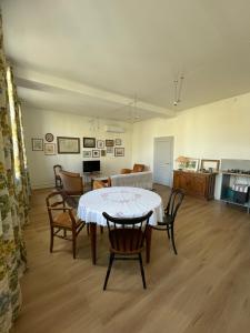 grand appartement lumineux proche du centre avec cour privée