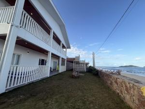 Casa Pé na areia frente mar - 4 suítes com Piscina
