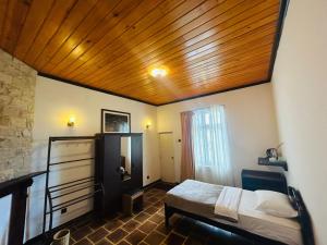 Hill Cliff Bungalow