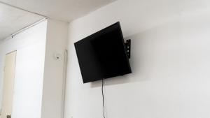 Central and Comfortable Accommodation 4