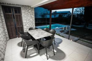 Villa Malinka Private Pool 150m to Beach Garden & BBQ