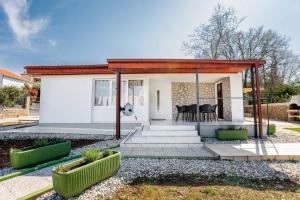 Villa Malinka Private Pool 150m to Beach Garden & BBQ