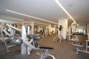 Luxury Skyline Suite w - Rooftop, Gym & Stunning Views