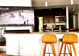 2BR Luxury Condo with pool in Vancouver - next to Rogers Arena and 3 minute walk to BC Place - the official FIFA venue